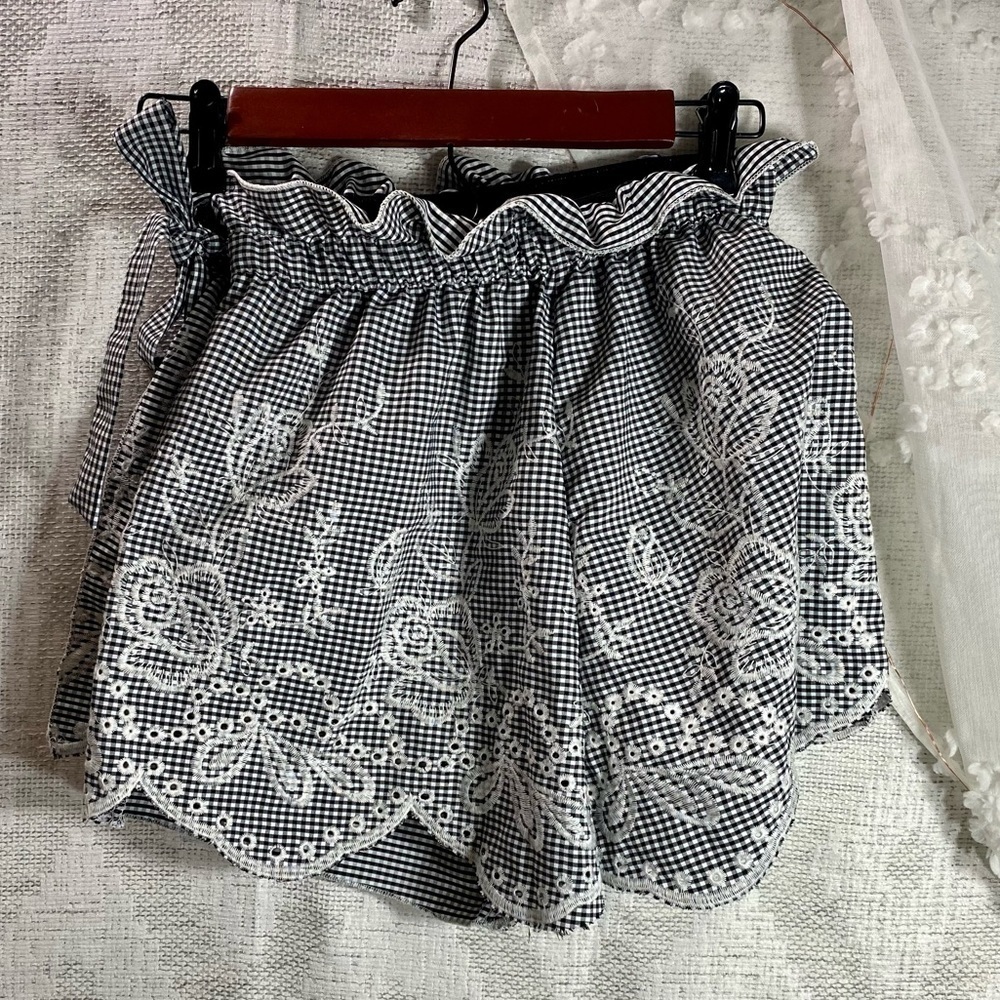 AQUA WOMENS FLORAL EMBROIDERED GINGHAM PAPER BAG SKORT size S - Picture 4 of 6